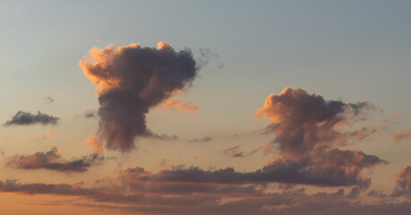 Różne rodzaje chmur na niebie o różnej porze dnia