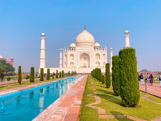 Obraz premium Agra, Uttar Pradesh, India - 12.15.2022: Taj Mahal, Agra, India. Tourists visiting a popular tourist attraction.