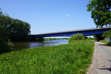 Radweg entlang der Weser bei Nienburg in Niedersachsen