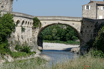 Fototapeta na wymiar Pont Romain de Vaison-la-Romaine dans le Vaucluse - France