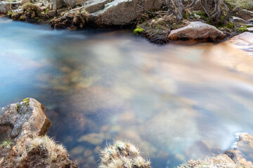 Impresionante paisaje de montañas rocosas en La Pedriza, con el río Manzanares serpenteando entre las formaciones de piedra. 