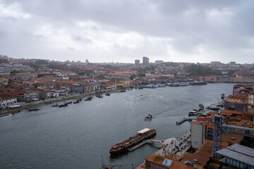 Explora la esencia de Oporto: sus callejones empedrados, icónicos puentes y emblemáticos...