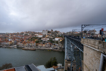 Explora la esencia de Oporto: sus callejones empedrados, icónicos puentes y emblemáticos...