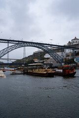 Naklejka premium Explora la esencia de Oporto: sus callejones empedrados, icónicos puentes y emblemáticos azulejos. Una ciudad que te robará el corazón.