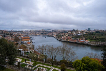Fototapeta na wymiar Explora la esencia de Oporto: sus callejones empedrados, icónicos puentes y emblemáticos azulejos. Una ciudad que te robará el corazón.