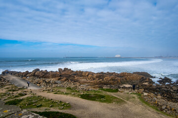 Atrapa la serenidad del mar de Oporto con sus aguas cristalinas y su brisa salada. Disfruta de la belleza de la costa atlántica y deja que la magia del océano inspire tus sentidos. © Beatriz