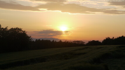 Schöner Sonnenuntergang im Spätsommer