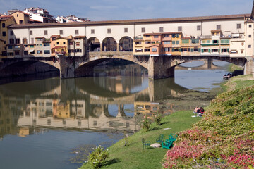 Fototapeta na wymiar View of Fiume Arno, ponte vecchio and buildings - Florence - Italy