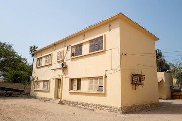 Vieux bâtiments délabrés dans la vieille ville coloniale française de Saint Louis au Sénégal en Afrique de l' Ouest