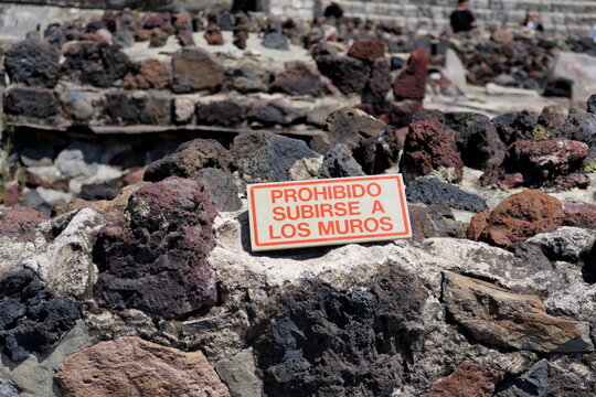 Prohibido subirse a los muros (Interdit d'escalader les murs) Pancarte en espagnol 
