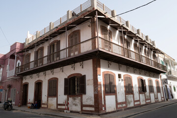 Fototapeta na wymiar vieille maison coloniale dans l'ancienne ville de Saint Louis du Sénégal en Afrique de l'Ouest