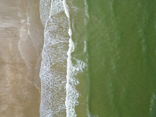 Drohnenfoto Wellen des Atlantik am Strand von Deauville, Normandie, Frankreich