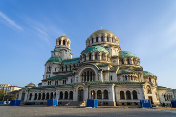 Obraz premium Alexander Nevski Cathedral in the city of Sofia in Bulgaria, with the light of dawn on a day with clear skies.