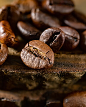 Macro shot of roasted coffee beans © Dreava