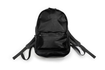 Mockup mochila básica negra de cuero, fondo blanco.