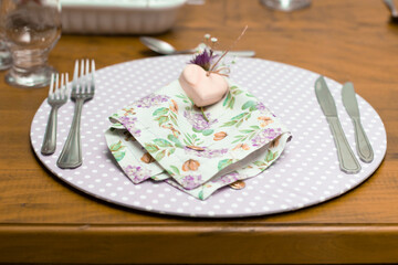 Prato decorado de forma artesanal com garfos e facas de prata