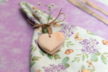 Decoração com coração, flores, rosas e detalhes para mesas de jantar com muito amor