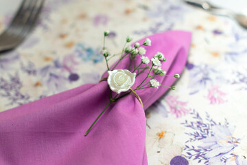 Decoração com coração, flores, rosas e detalhes para mesas de jantar com muito amor