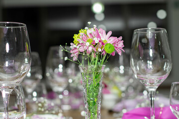 Decoração com coração, flores, copos, taças e detalhes para mesas de jantar com muito amor