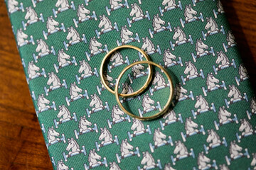 anillos, dos par, metal, oro, compromiso, unión