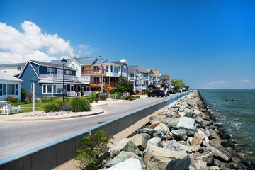 Homes on the Chesapeake Bay, in North Beach, Maryland. Sunny day, blue sky. - obrazy, fototapety, plakaty