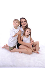 mãe com filhos felizes 