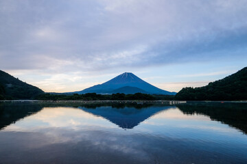 夜明け前の精進湖・富士山