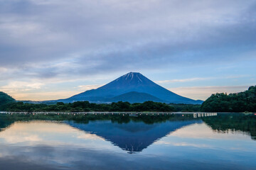 Fototapeta premium 夜明け前の精進湖・富士山