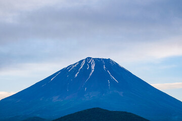 夜明け前の精進湖・富士山