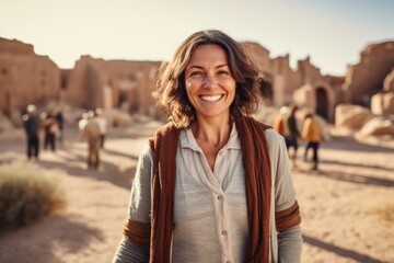 Obraz premium Portrait of a smiling middle-aged woman in the desert.
