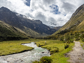 Fototapeta na wymiar Camino a la Laguna 69 en el Parque Nacional Huascarán, en la Cordillera Blanca, Huaraz, Ancash, Peru