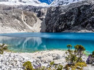 Laguna 69 en el Parque Nacional Huascarán, en la Cordillera Blanca, Huaraz, Ancash, Peru - obrazy, fototapety, plakaty
