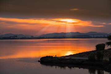 Obraz premium 湖面に反射する朝日