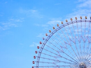 青空の下の観覧車