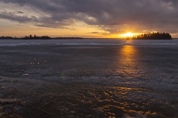 Obraz premium A Colorful Sunset over Frozen Astotin Lake