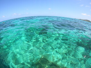 Fototapeta na wymiar 沖縄の青い海と青い空 