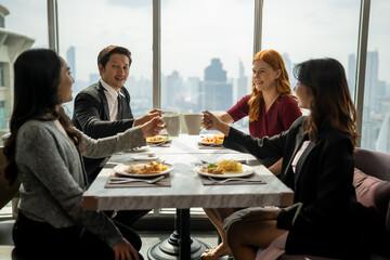 Drinking parties, groups of Asian and foreign friends to celebrate a successful party.