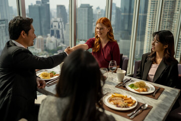 Drinking parties, groups of Asian and foreign friends to celebrate a successful party.