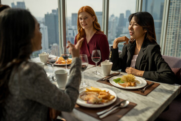 Drinking parties, groups of Asian and foreign friends to celebrate a successful party.