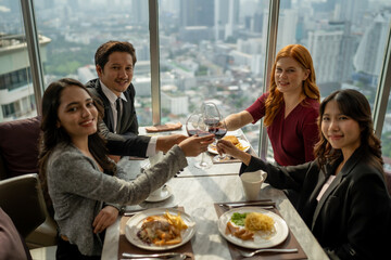 Drinking parties, groups of Asian and foreign friends to celebrate a successful party.