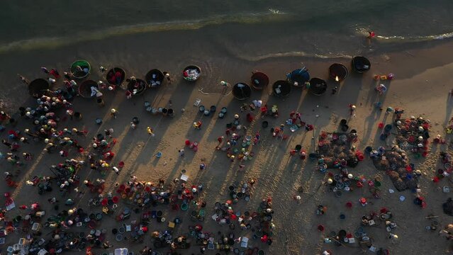 Tam Tien Fish Market - Quang Nam Province The most beautiful fish market in Quang Nam's sea, the fish market on Tam Tien beach in Nui Thanh district, about 15 km from Tam Ky city, is the largest whole