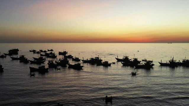 Tam Tien Fish Market - Quang Nam Province The most beautiful fish market in Quang Nam's sea, the fish market on Tam Tien beach in Nui Thanh district, about 15 km from Tam Ky city, is the largest whole