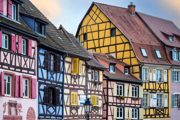 Maisons à colombages dans la ville de Colmar en Alsace - obrazy, fototapety, plakaty