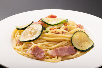 ズッキーニとベーコンのパスタ