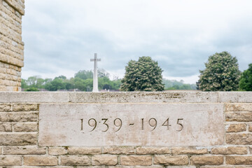 Un mur de cimetière de la seconde guerre mondiale en Normandie avec les dates gravées-1939-1945