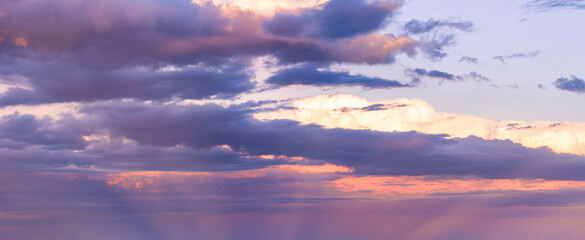 Obraz premium unique natural phenomenon of glow from below the sea to amazing evening colorful clouds, bright golden unusual rays