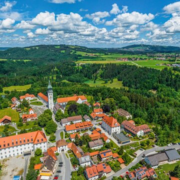 Ausblick auf Rottenbuch im oberbayerischen Pfaffenwinkel
