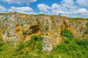 Der aufgelassene Steinbruch Goldberg, ein Naturdenkmal im UNESCO Global Geopark Ries
