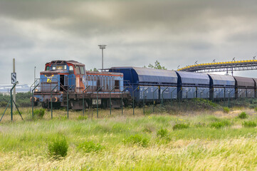 Fototapeta na wymiar Convoi d'un train de fret dans une une industrie de production de zinc dans le port de Dunkerque