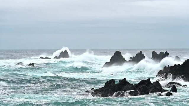 台風接近により荒れた海